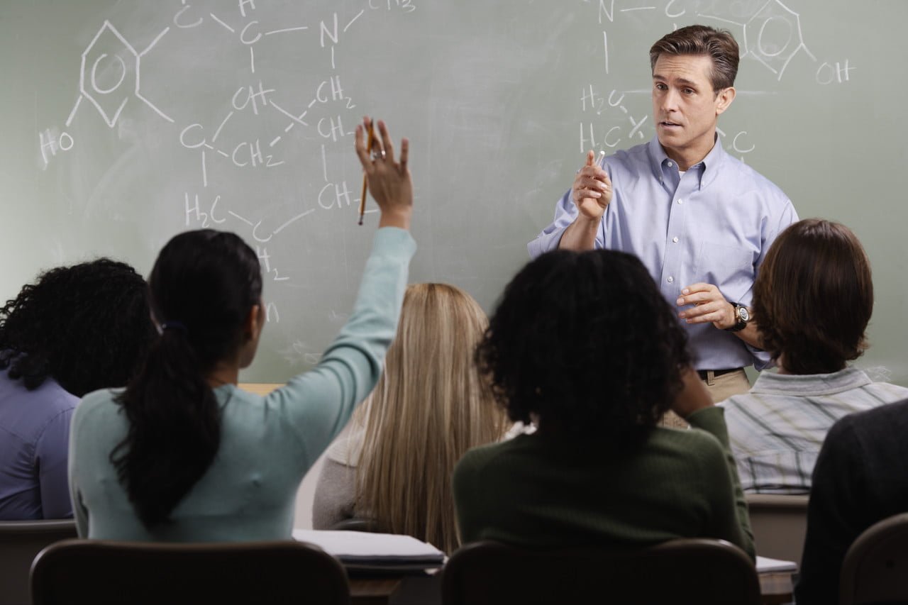 Profesora saruna ar studentu